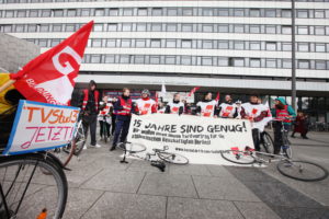Berlin, 17.05.2016 Protestaktion von GEW und ver.di für eine Lohnerhöhung für die studentischen Beschäftigten an den Berliner Hochschulen. Der Protest erfolgt in Form einer Fahrradtour von der Humboldt-Universität zur Technischen Universität.