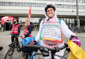Berlin, 17.05.2016 Protestaktion von GEW und ver.di für eine Lohnerhöhung für die studentischen Beschäftigten an den Berliner Hochschulen. Der Protest erfolgt in Form einer Fahrradtour von der Humboldt-Universität zur Technischen Universität.