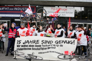 Berlin, 17.05.2016 Protestaktion von GEW und ver.di für eine Lohnerhöhung für die studentischen Beschäftigten an den Berliner Hochschulen. Der Protest erfolgt in Form einer Fahrradtour von der Humboldt-Universität zur Technischen Universität.