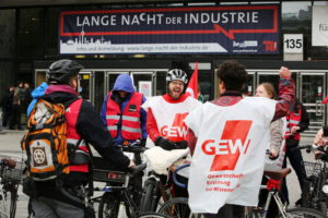 Berlin, 17.05.2016 Protestaktion von GEW und ver.di für eine Lohnerhöhung für die studentischen Beschäftigten an den Berliner Hochschulen. Der Protest erfolgt in Form einer Fahrradtour von der Humboldt-Universität zur Technischen Universität.